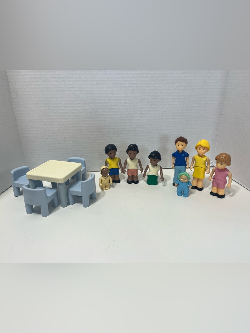 LITTLE TIKES vintage dollhouse families dolls and furniture